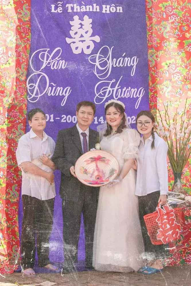 20 năm trôi qua, chị Hương vẫn ấp ủ thực hiện bộ ảnh cưới theo phong cách cũ, hóa thành cô dâu hằng mong ước.