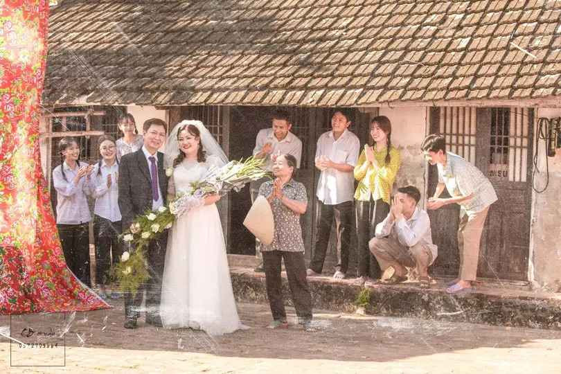 Chủ nhân của bộ ảnh cưới độc đáo này là anh Đoàn Văn Dũng (SN 1977, quê Ninh Bình) và chị Đinh Thị Giáng Hương (SN 1978, quê Tuyên Quang).