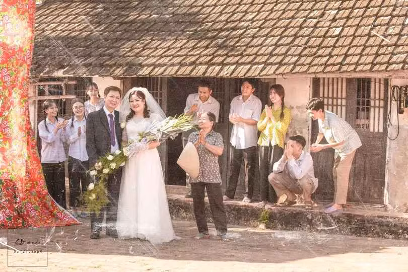 Chủ nhân của bộ ảnh cưới độc đáo này là anh Đoàn Văn Dũng (SN 1977, quê Ninh Bình) và chị Đinh Thị Giáng Hương (SN 1978, quê Tuyên Quang).