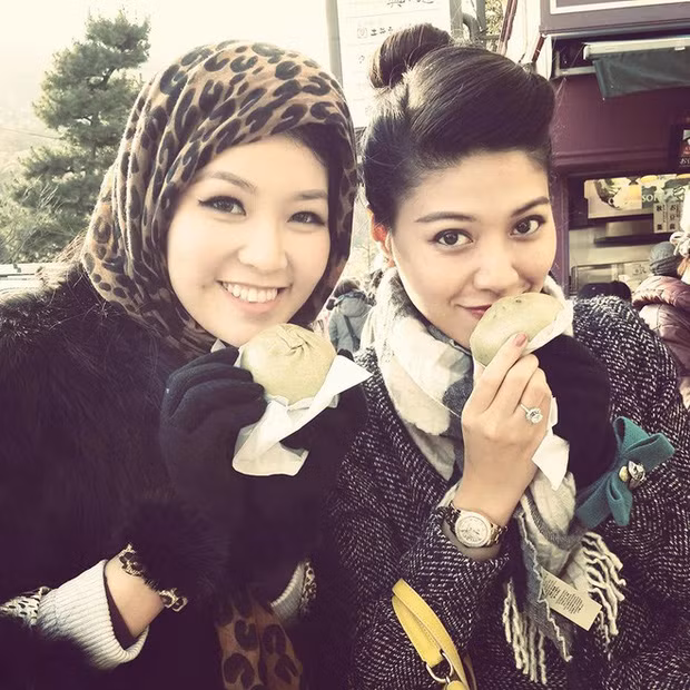 Mỗi lần sánh đôi, Ngọc Trinh và Thuỵ Vân đều nhanh chóng thu hút đông đảo sự chú ý của CĐM bởi cặp đôi này đều thuộc hàng "quốc sắc thiên hương".