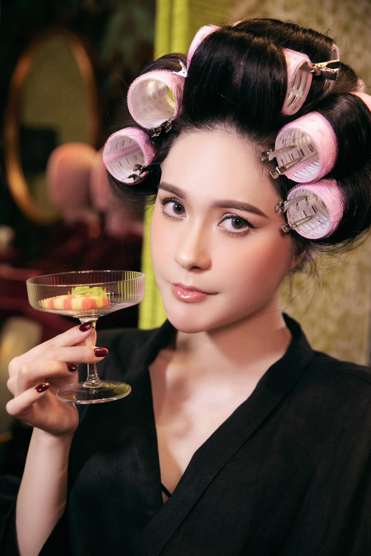 Đoàn Di Băng được biết với tên gọi là "nữ đại gia quận 7" liên tục gây chú trên mạng xã hội bởi những màn chi tiền khủng, mua nhà, mua xe, sắm đồ hiệu bạc tỷ liên tục.