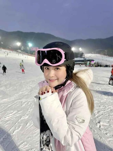 Đoàn Di Băng được mệnh danh ca sĩ lấy chồng đại gia. Hiện cô có cuộc hôn nhân viên mãn bên anh xã giàu có và 3 cô con gái vô cùng hoạt bát, đáng yêu.