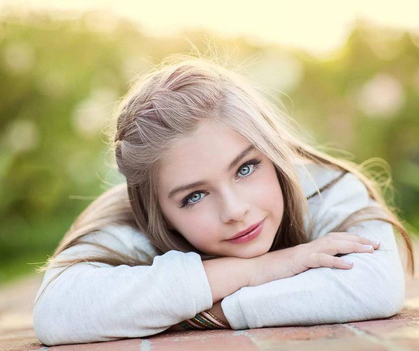 “Thiên thần” Jade Weber sinh năm 2005, người Mỹ vụt sáng trở thành sao nhí chỉ sau một bức ảnh được đăng tải. Thậm chí, Jade còn được truyền hình Mỹ gọi tên trong "Top 5 bé gái xinh xắn nhất hành tinh".