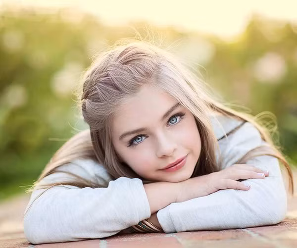 “Thiên thần” Jade Weber sinh năm 2005, người Mỹ vụt sáng trở thành sao nhí chỉ sau một bức ảnh được đăng tải. Thậm chí, Jade còn được truyền hình Mỹ gọi tên trong "Top 5 bé gái xinh xắn nhất hành tinh".