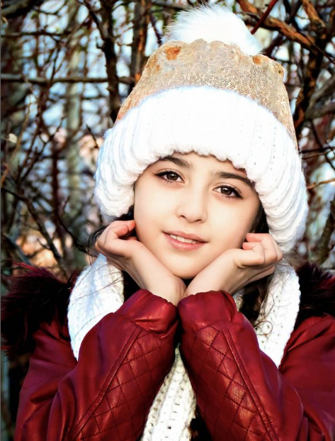 Hiện tại, Mahdis đã bước sang tuổi 12, nhan sắc của cô bé có sự thay đổi ít nhiều so với thời điểm trước. Gương mặt của cô bé không còn cặp má bánh bao như trước mà thay vào đó là đường nét thanh thoát cùng chiếc cằm V-line. Thế nhưng, điều này không làm mất đi sự xinh đẹp của cô bé mà còn khiến em trông trưởng thành hơn, ra dáng một thiếu nữ.