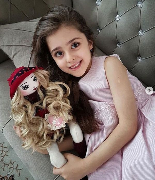 “Tiểu thiên thần nhí” Mahdis Mohammadi sinh năm 2010 tại Urmia, Iran. Năm 2016, cô bé bất ngờ nổi tiếng chỉ nhờ bức ảnh được đăng tải trên mạng xã hội. Với nét đẹp mang đậm chất của người Tây Á cùng đôi mắt to tròn, long lanh, hàng mi dày cong vút, Mahdis Mohammadi được mọi người ưu ai gọi là “Thiên thần nhí Tây Á”.