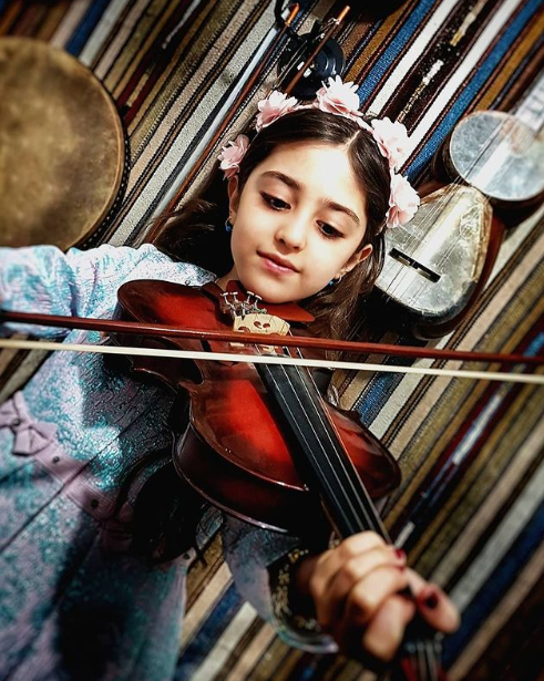 Chính vì vậy, để đảm bảo an toàn cho con gái, bố cô bé đã phải nghỉ việc làm vệ sĩ riêng cho em. Sau đó, bố mẹ cô bé cũng hạn chế đăng ảnh con gái lên mạng xã hội để cô bé được thoải mái sống đúng với lứa tuổi của mình.