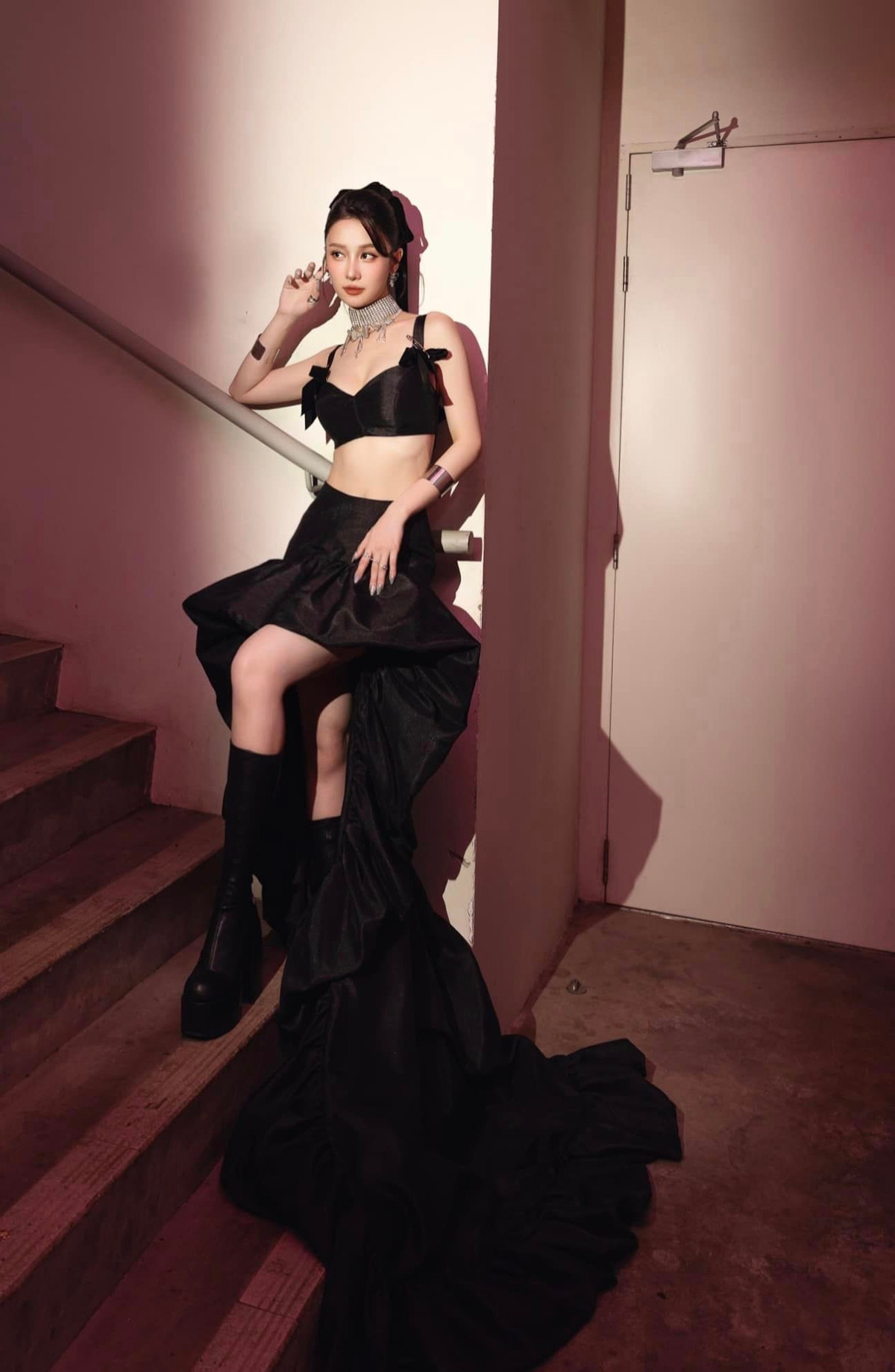 Mùa hè, nữ diễn viên sinh năm 1995 ưu tiên các thiết kế có màu sắc hút mắt và chi tiết đính đá tinh tế, giúp ghi điểm tuyệt đối với vẻ đẹp ngọt ngào và nữ tính.