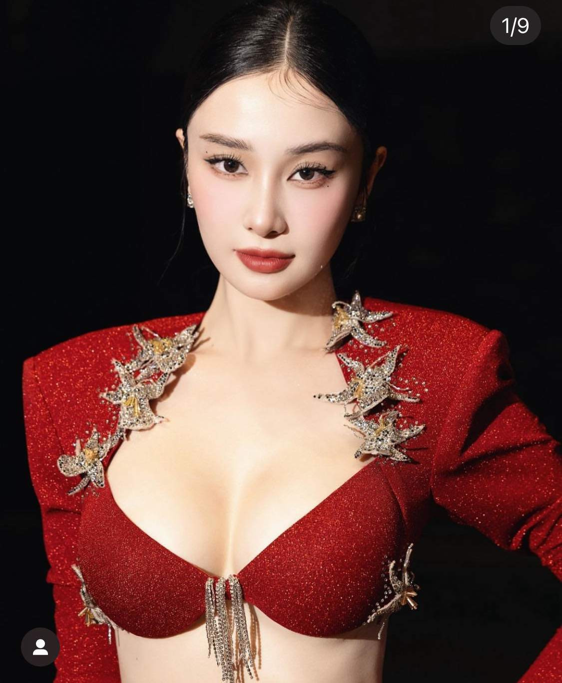 Jun Vũ (tên thật là Vũ Phương Anh) sinh năm 1995, ở Hà Nội, nổi tiếng với danh xưng "cô bé trà sữa Việt" nhờ vẻ đẹp ngọt ngào, thuần khiết. Ngay từ tuổi thiếu niên, cô đã là người mẫu cho nhiều thương hiệu thời trang Thái Lan.