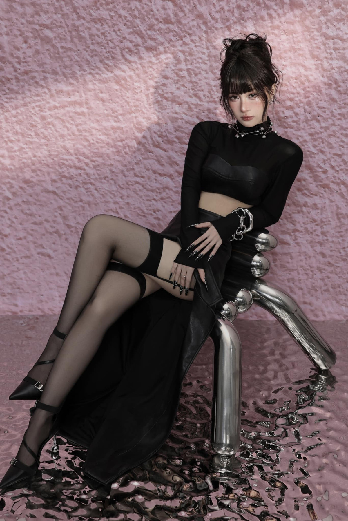 Bên cạnh các thiết kế váy áo gợi cảm, xẻ sâu, Jun Vũ liên tục biến hóa liên tục với những bộ đồ cá tính, phóng khoáng.