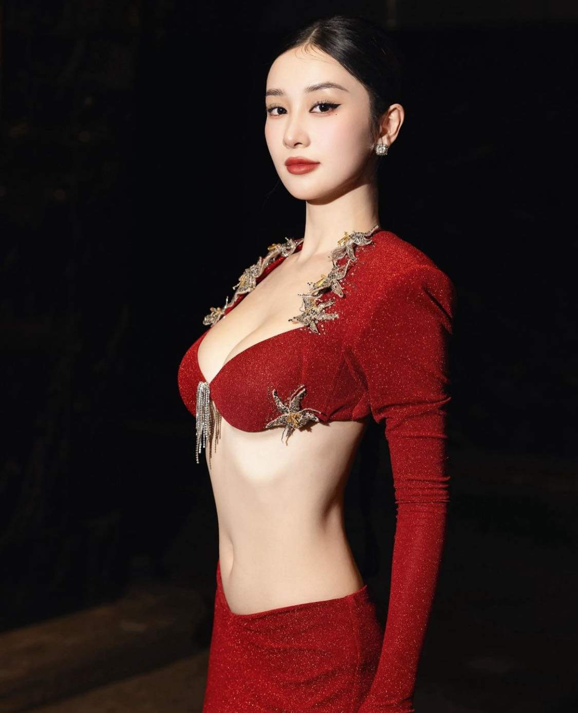 Dưới phần bình luận, dân mạng dành lời tán thưởng cho tạo hình mới của Jun Vũ và nhận xét cô nàng ngày càng quyến rũ, ăn vận thời thượng.