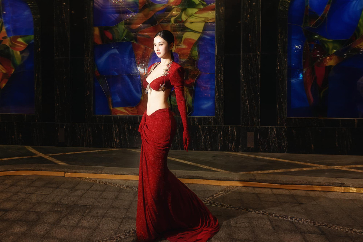 Jun Vũ từng được liệt kê vào danh sách thế hệ ngọc nữ mới của màn ảnh Việt. Bắt đầu từ năm 2017, cô nàng theo đuổi hình tượng quyến rũ, gợi cảm sau khi quyết định chỉnh sửa vòng 1.