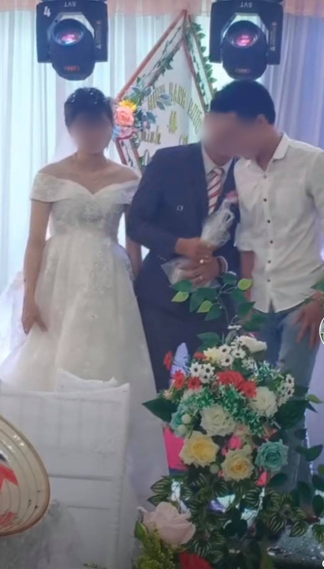 Bình thường tiền mừng đám cưới sẽ được cho vào phong bì bí mật, để vào thùng đựng hay trực tiếp nhất là dúi vào tay cô dâu chú rể. Nhưng người bạn trong clip cầm đến nguyên 1 tập tiền lẻ rồi trao luôn trên sân khấu.