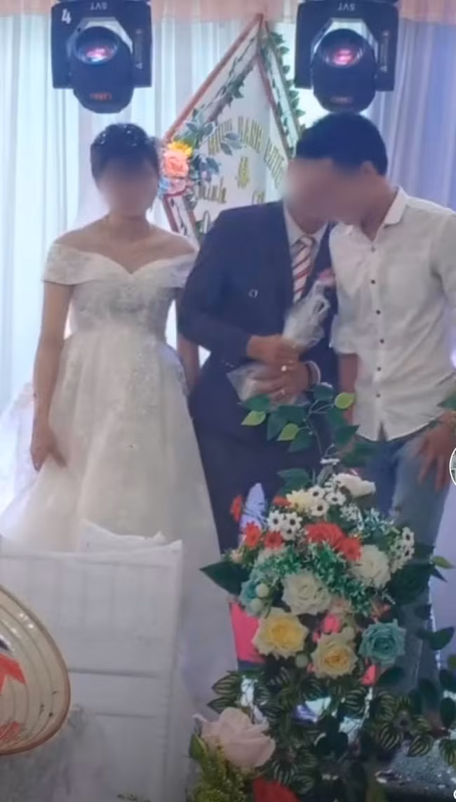 Bình thường tiền mừng đám cưới sẽ được cho vào phong bì bí mật, để vào thùng đựng hay trực tiếp nhất là dúi vào tay cô dâu chú rể. Nhưng người bạn trong clip cầm đến nguyên 1 tập tiền lẻ rồi trao luôn trên sân khấu.