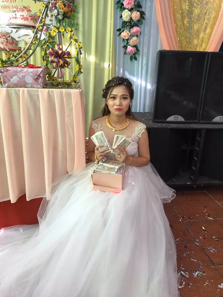 Đổi hết tiền mừng thành tiền lẻ, cho vào hộp hoặc bao tải để trao cho cô dâu, chú rể trong ngày vui.