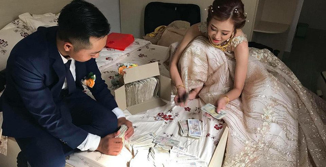 Sau khi đoạn clip pha xử lý trò troll của đứa bạn trong đám cưới được đăng tải, dân tình đều công nhận đó là một nước đi cao tay của chú rể . Anh đoán trước được đám bạn sẽ “ra chiêu” nên cũng bình tĩnh tiếp chiêu theo cách hài hước làm sao.