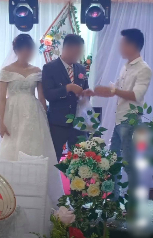 Mới đây, lại có một màn tặng quà cưới mới khiến dâu rể phải cười tít cả mắt vì quá hài hước. Nhưng cách chú rể giải quyết vấn đề mới thật sự cao tay và gây chú ý làm sao.
