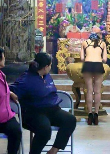 Tại Việt Nam việc mặc trang phục kín đáo trước khi vào trốn linh thiêng cũng đã thành quy định, tuy nhiên cũng vẫn có một số trường hợp ăn mặc gây phản cảm.