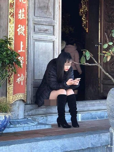 Đền chùa là chốn thiêng liêng vậy nên việc lựa chọn trang phục sao cho hợp lý cũng là điều mà các chị em cần phải chú tâm.