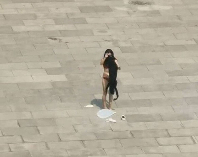 Việc làm của cô gái khiến rất nhiều người đi lễ chùa không khỏi bất ngờ bởi nó là hành động vô cùng phản cảm, đáng lên án.