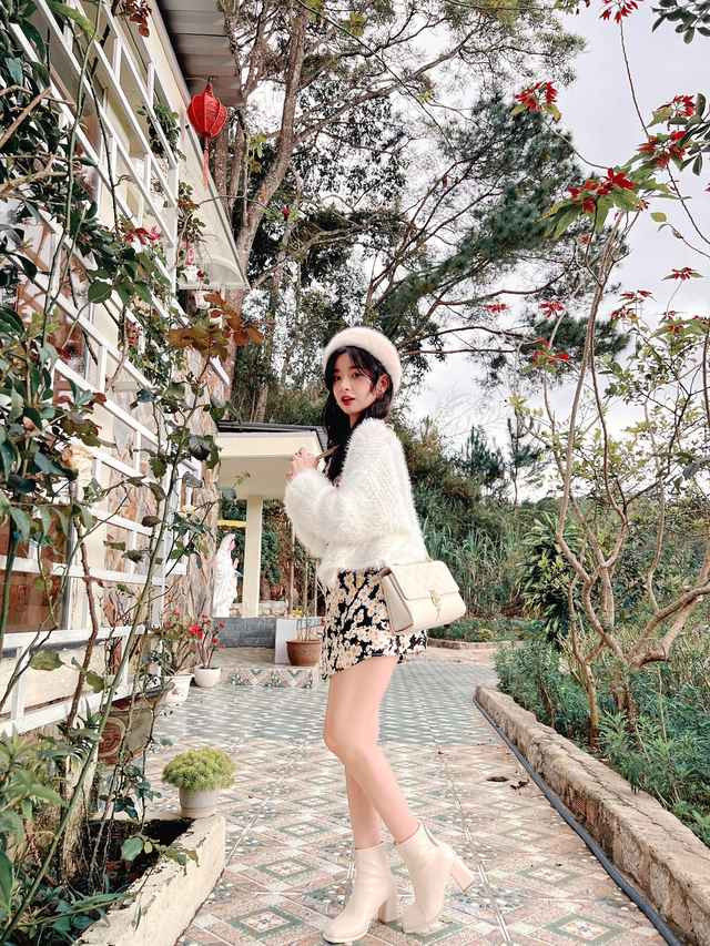 Trong một bài viết đăng tải trên mạng xã hội của mình, nữ streamer cũng chia sẻ đôi dòng về một “người đặc biệt" trong tương lai: “Em tin rằng nhất định vào một ngày đẹp trời nào đó, em sẽ gặp được một người, để có thể đem hết những mệt mỏi và tủi thân kể cho người đó nghe…”.