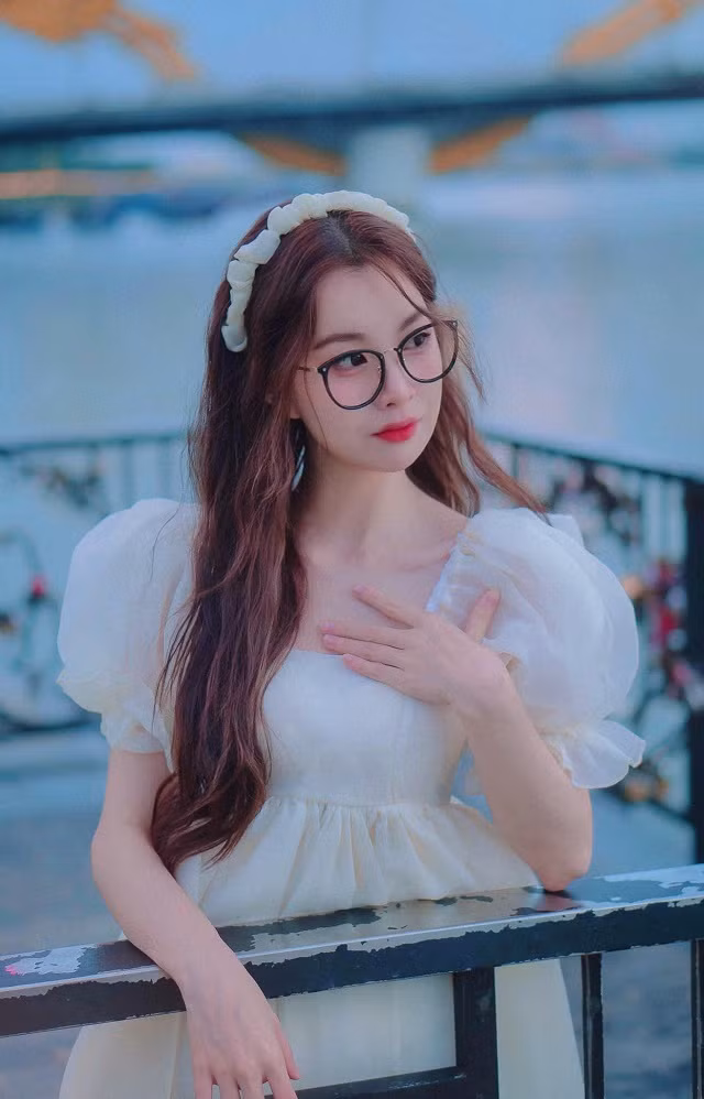 Mới đây, cộng đồng game thủ không khỏi ngỡ ngàng khi streamer Mèo 2k4 xây dựng hình ảnh trong veo, thuần khiết và theo đuổi phong cách nàng thơ.