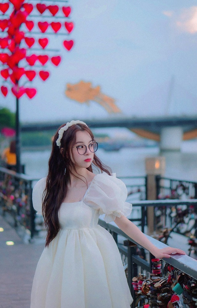 Cô nàng streamer xinh xắn Mèo 2K4 đã chiêu đãi fan thêm loạt ảnh mới, khoe nhan sắc tuổi xuân thì đầy ấn tượng.