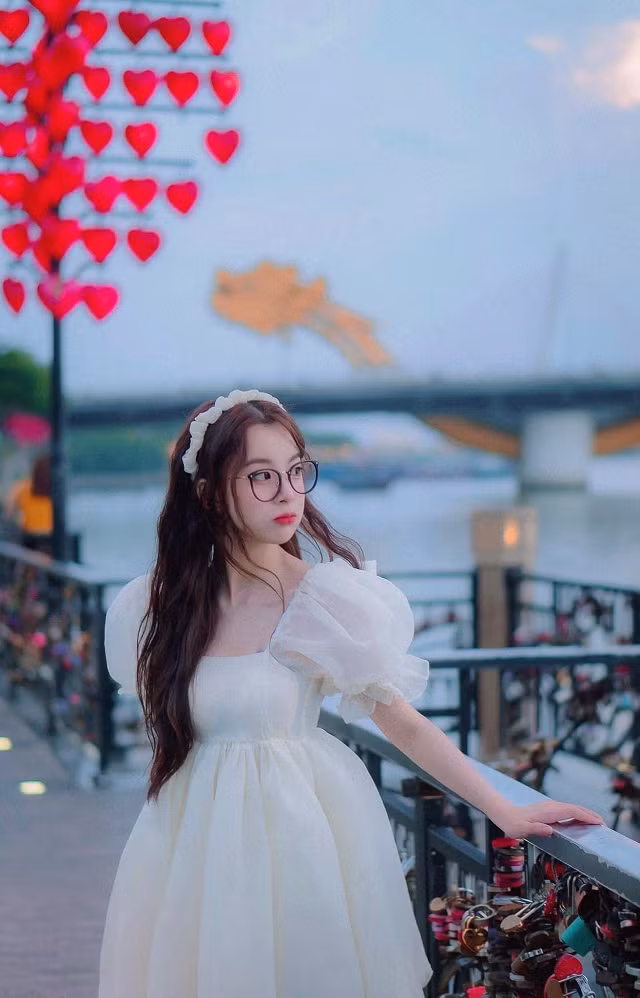 Cô nàng streamer xinh xắn Mèo 2K4 đã chiêu đãi fan thêm loạt ảnh mới, khoe nhan sắc tuổi xuân thì đầy ấn tượng.