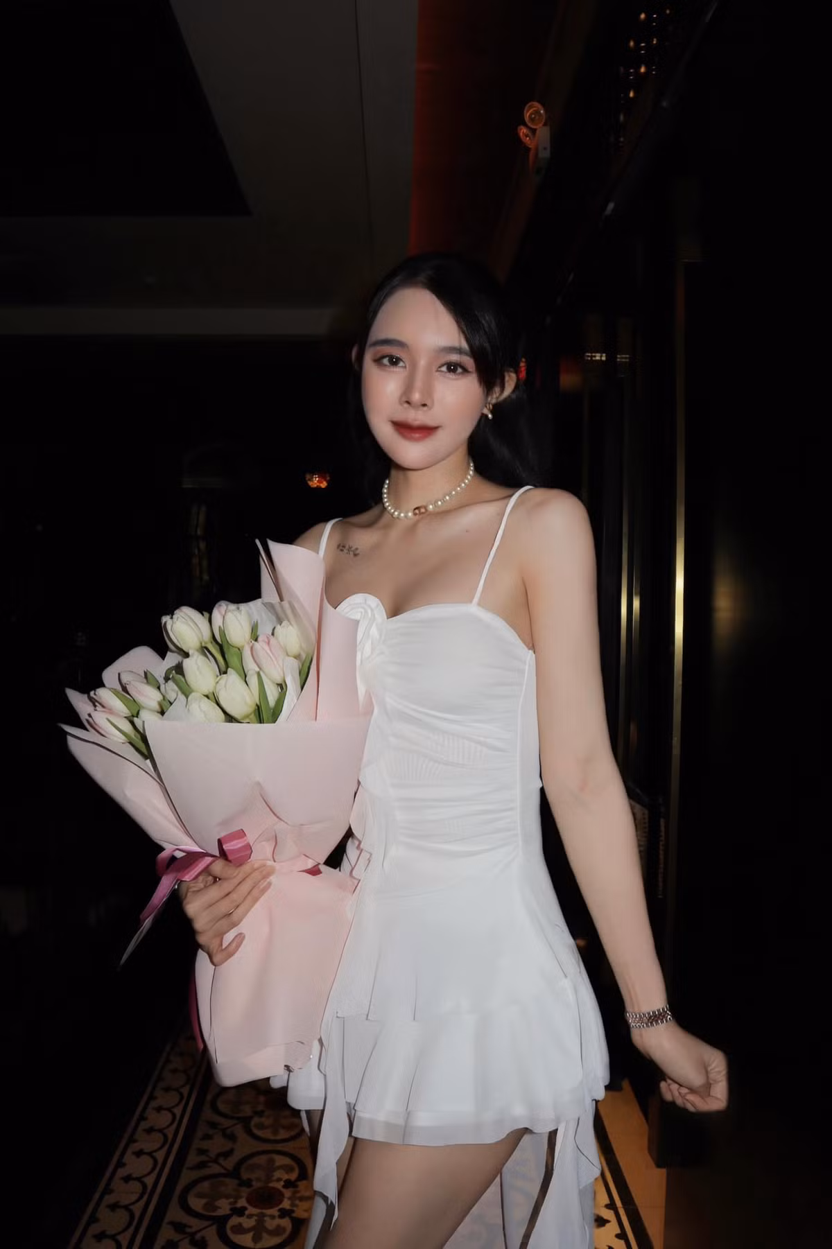 Trước đó, Bích Hạnh từng bị dân mạng tố là “phông bạt”, “sống ảo” khi mượn xe sang để chụp ảnh.