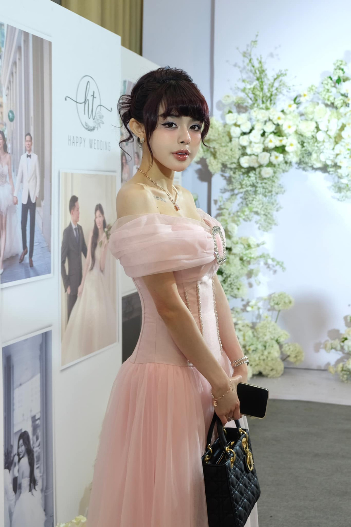 Trần Bích Hạnh (sinh năm 1993, quê Nam Định) được mệnh danh là "hot girl phòng gym", "nữ thần phòng gym" nhờ sở hữu body đẹp như tượng tạc. Cô nàng từng "gây sốt" với câu chuyện "lột xác" ngoại hình một cách ngoạn mục.