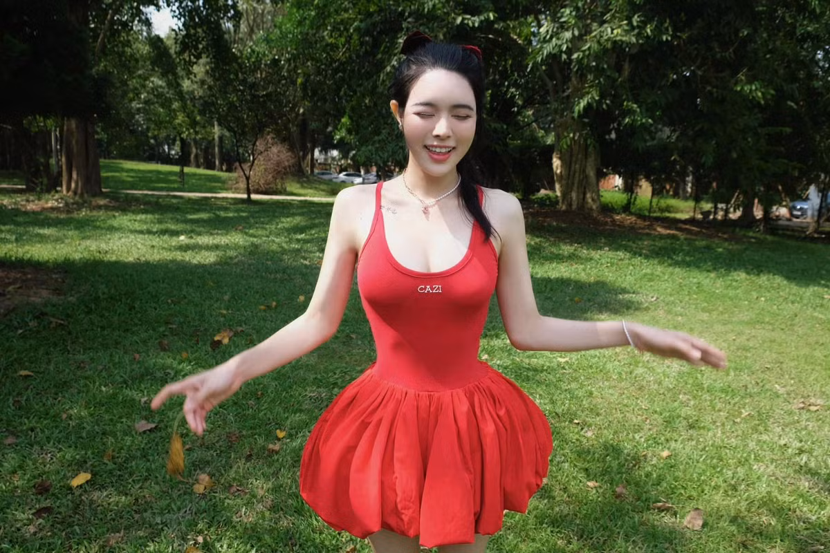 Trần Bích Hạnh là bạn gái tin đồn của hậu vệ Vũ Văn Thanh. Dù chưa chính thức công khai nhưng nàng WAG luôn xuất hiện trong mỗi trận đấu mà chàng cầu thủ thi đấu.