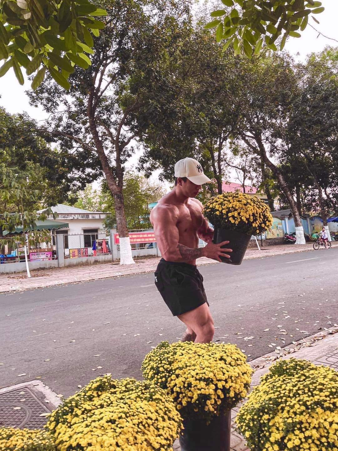 Màn khoe cơ bắp này của 2 chàng trai bán hoa phục vụ Tết đã nhận về hàng ngàn lượt tương tác và dân mạng cũng ráo riết tìm danh tính nam chính.