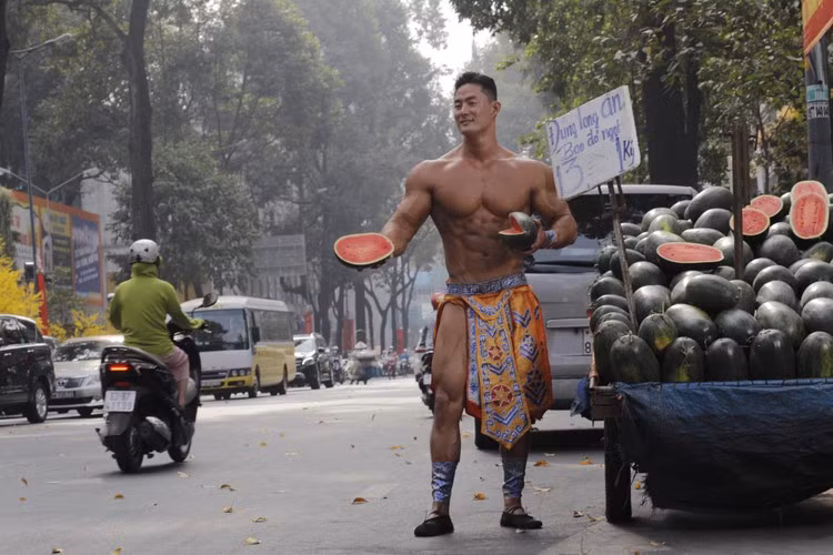 Chàng "Mai An Tiêm" bán dưa giữa Sài Gòn này có tên là Lee Won, người Hàn Quốc.