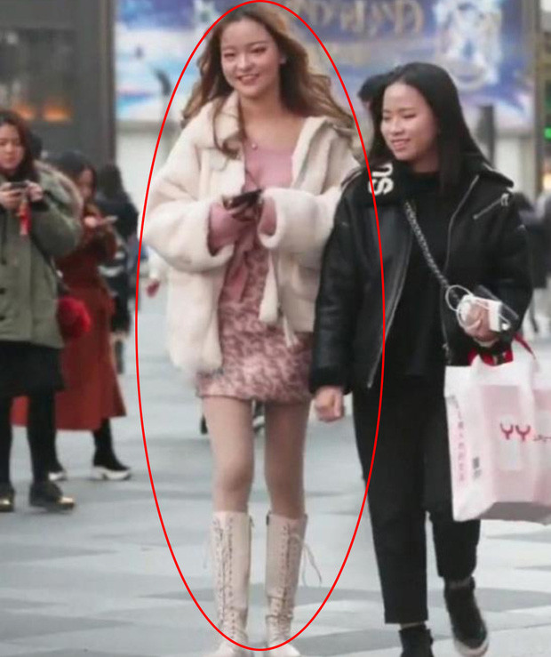 Tuy nhiên, một người qua đường mới đây đã vô tình chụp lén hình ảnh Trần Ý Lễ ngoài đời và phát hiện hiện thực đau lòng rằng nữ thần nếu thiếu đi filter thì có vẻ như không còn là nữ thần nữa.