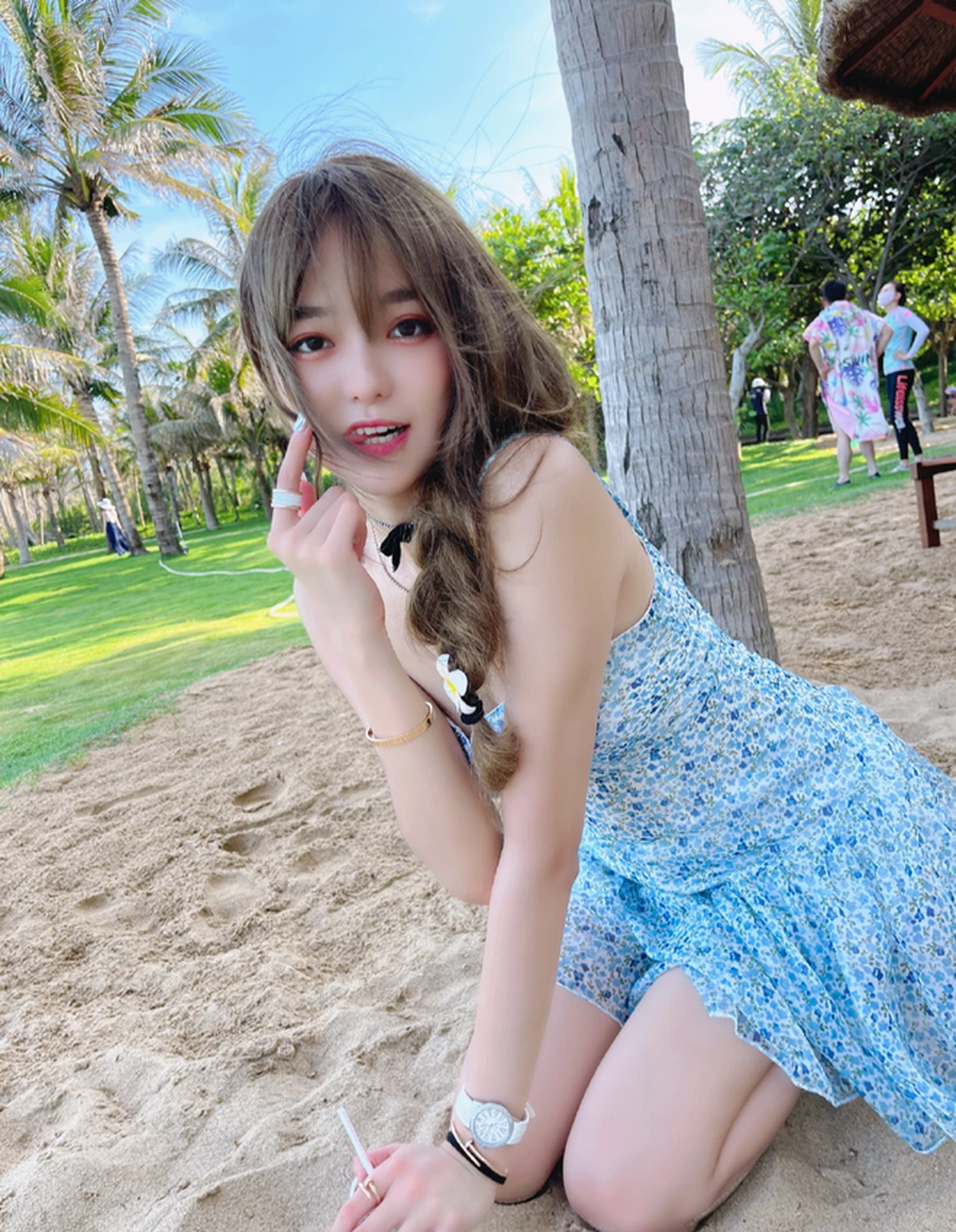 Gương mặt của Ý Lễ trông sưng húp, đôi mắt cũng nhỏ đi đáng kể. Nói chung, độ xinh xắn giảm đi quá nửa.