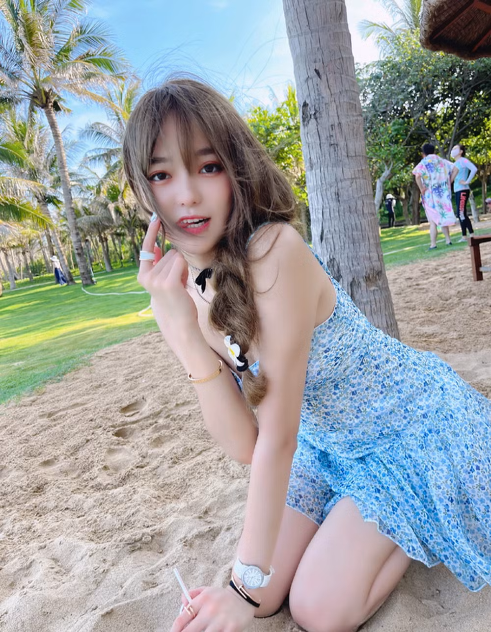 Gương mặt của Ý Lễ trông sưng húp, đôi mắt cũng nhỏ đi đáng kể. Nói chung, độ xinh xắn giảm đi quá nửa.