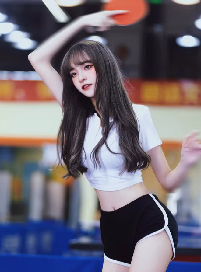 Ai xem qua những video hay ảnh của hot girl Ý Lễ đăng tải đều biết rằng cô nàng này vốn sở hữu gương mặt vô cùng xinh đẹp và vóc dáng cao ráo, đôi chân thon dài hút mắt.