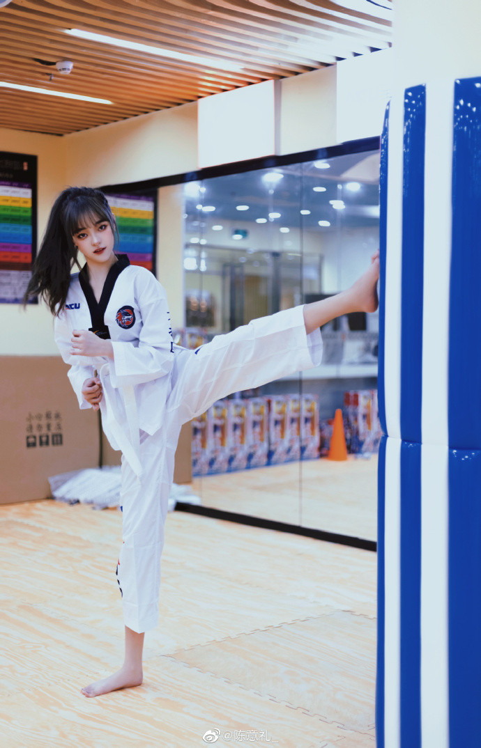 Vóc dáng của Ý Lễ vẫn rất xịn song gương mặt của cô nàng bị team qua đường chụp lén lại mang đến sự thất vọng tột độ cho các fan.