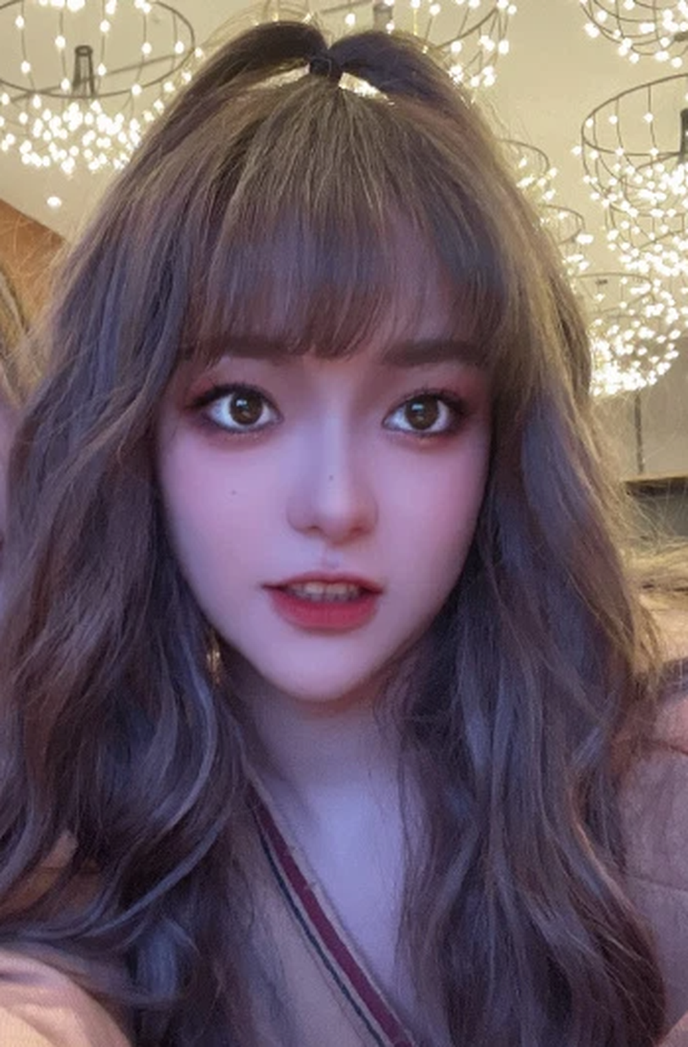 Xuất hiện trong ảnh, Trần Ý Lễ mặc một chiếc váy ngắn màu hồng và khoác ngoài là một chiếc áo màu trắng kem. Đôi boots cùng màu áo khoác đã hoàn toàn tôn lên được vóc dáng thon gầy của hot girl. Nhưng gương mặt của cô lại gây thất vọng.