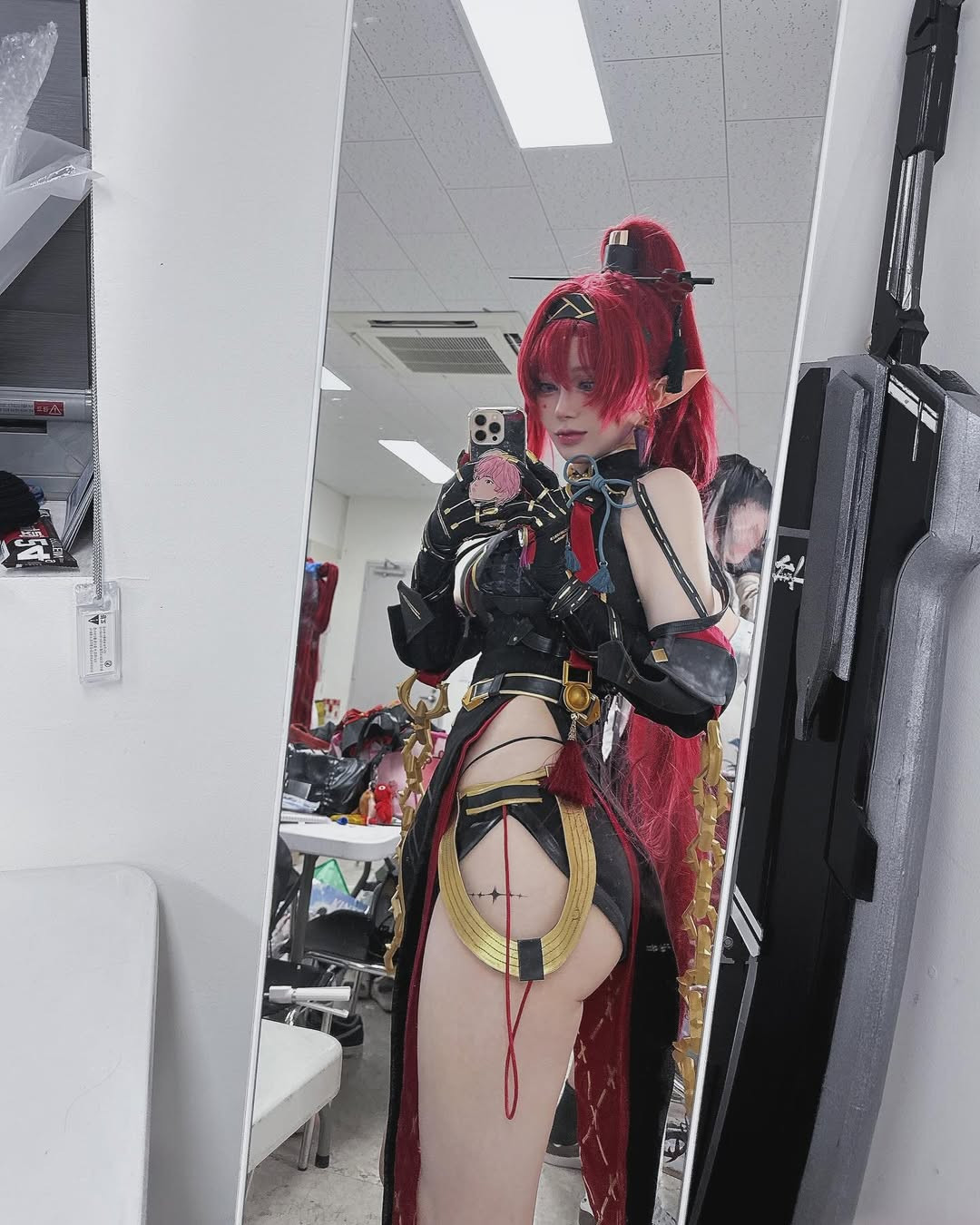 Chacco “nằm ngửa”, giơ chân lên trời với tư thế cực kỳ hớ hênh, táo bạo, đồng thời khoe trọn toàn bộ vòng 1 quyến rũ.