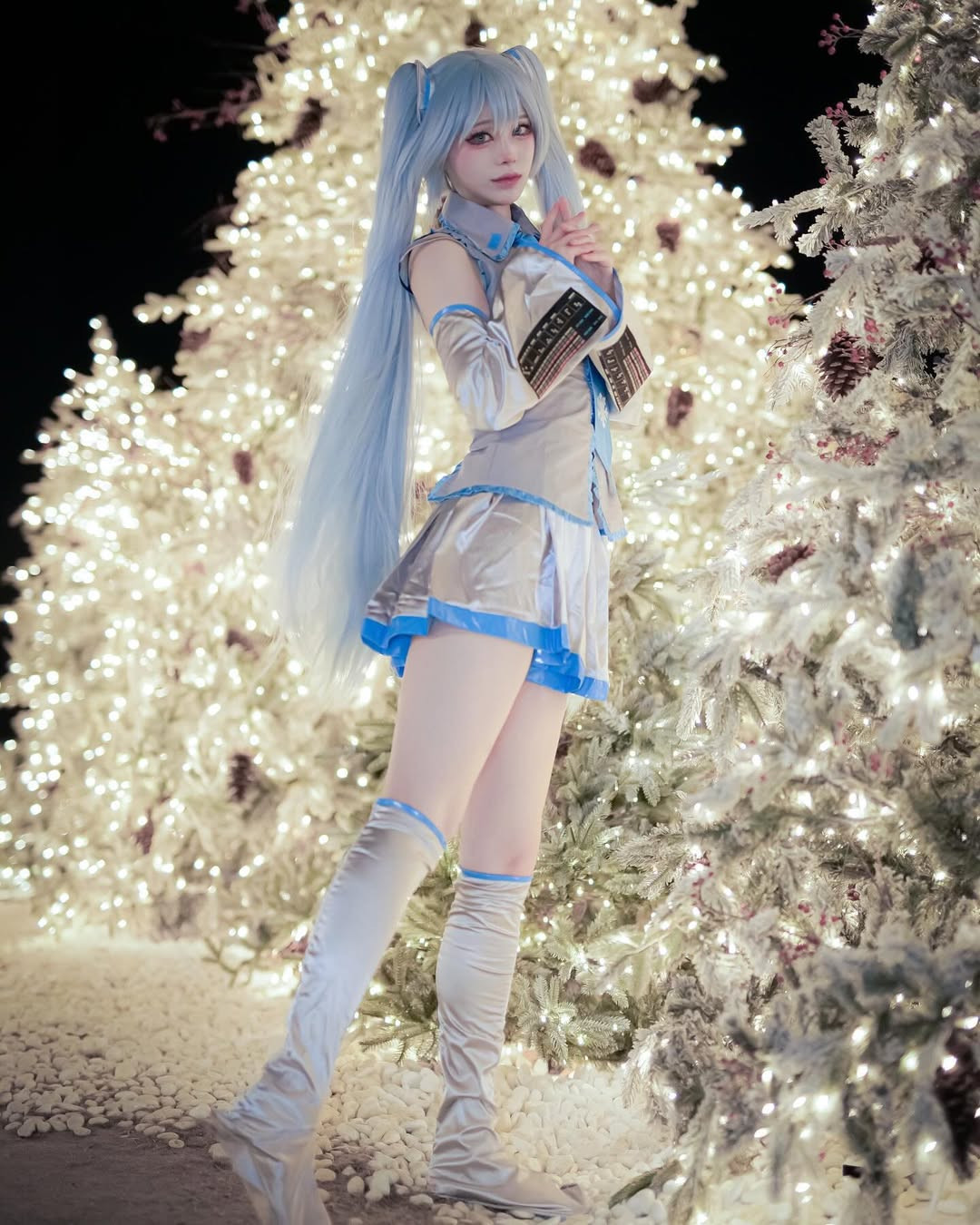 Vậy mới thấy, chỉ cần biết cách thì các coser có thể biến mọi sản phẩm nào trở nên viral.