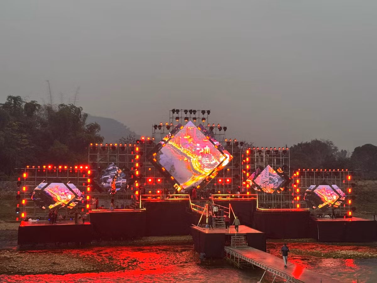 Doc la san khau countdown Cao Bang dung giua suoi gay tranh luan