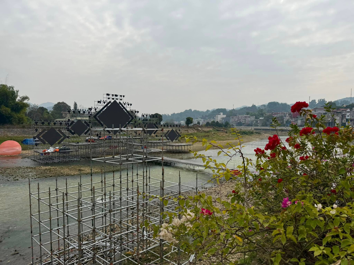 Hiện tại những hình ảnh sân khấu countdown tại Cao Bằng vẫn tiếp tục thu hút sự quan tâm và bình luận của netizen về sự độc lạ của mình.