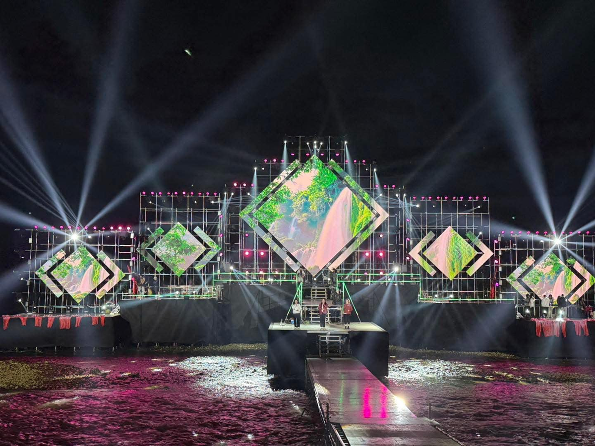 Theo đó, 1 số ý kiến ủng hộ đơn vị tổ chức bởi tính độc lạ, dám thay đổi và tìm đến cái mới. Điển hình như nickname Hoangvan998 bình luận: "Mình thấy hay nhé, tránh việc phải tập phân luồng, tắc đường bởi những địa điểm như quảng trường, sân vận động việc phân luồng khán giả khá phức tạp. Và với không gian rộng như này người xem cũng cảm thấy thoải mái hơn".