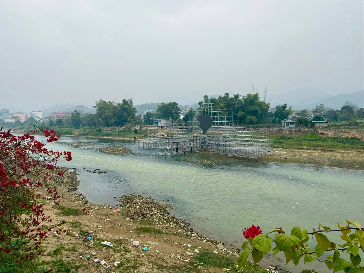 Ngoài việc đón xem trên bờ, các khán giả có thể theo dõi chương trình chào đón năm mới tại Cao Bằng qua sóng livestream trên các nền tảng số.