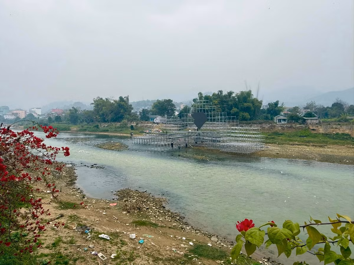 Ngoài việc đón xem trên bờ, các khán giả có thể theo dõi chương trình chào đón năm mới tại Cao Bằng qua sóng livestream trên các nền tảng số.