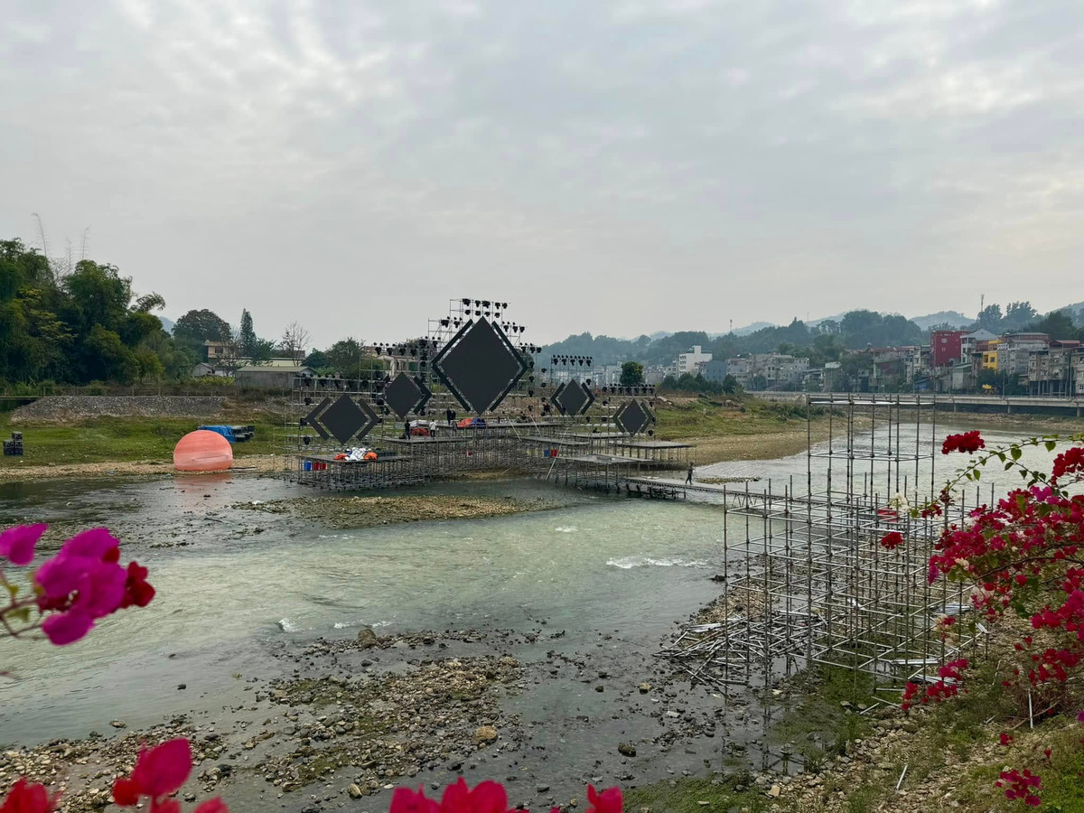 Theo tìm hiểu, địa điểm đặt sân khấu countdown này thuộc phố đi bộ ven Sông Bằng thuộc TP Cao Bằng.