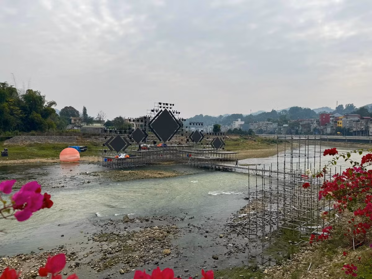 Theo tìm hiểu, địa điểm đặt sân khấu countdown này thuộc phố đi bộ ven Sông Bằng thuộc TP Cao Bằng.