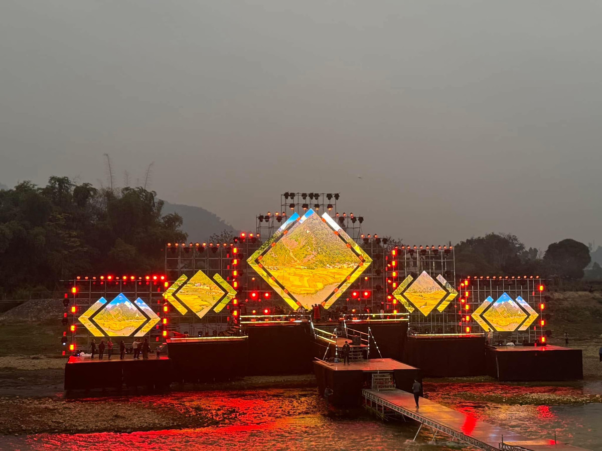 Những hình ảnh khi hoàn thiện của sân khấu countdown tại Cao Bằng.