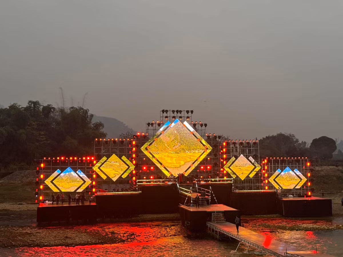 Những hình ảnh khi hoàn thiện của sân khấu countdown tại Cao Bằng.